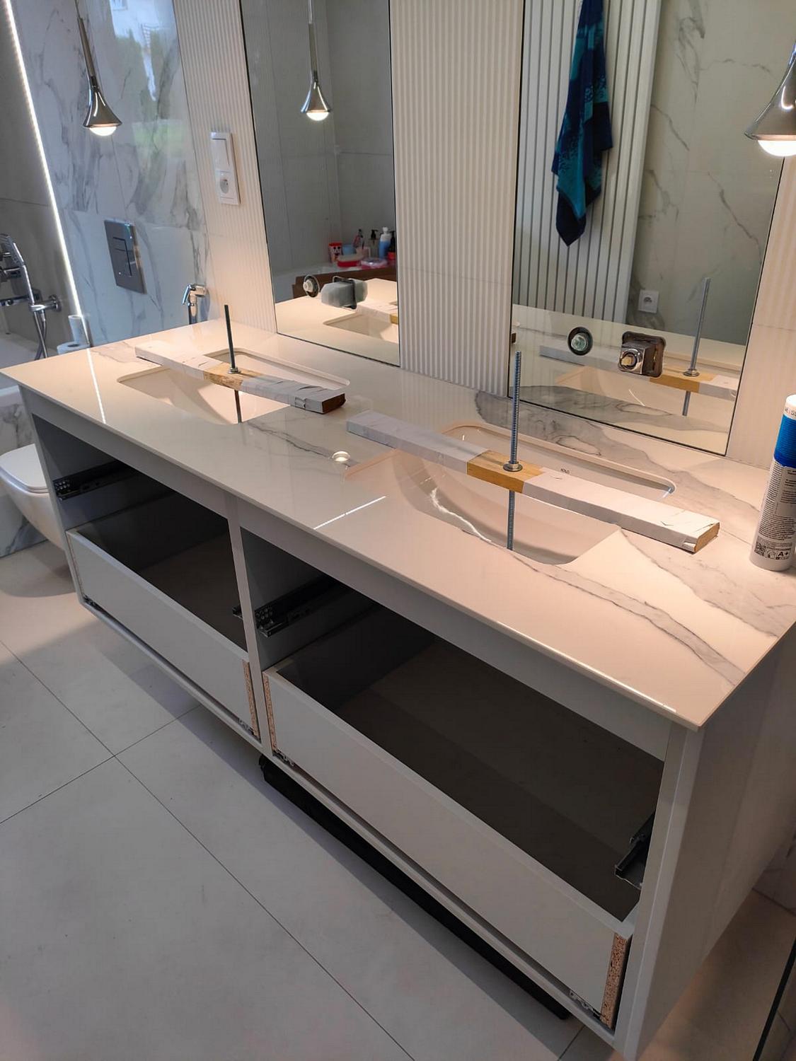 Blat umywalkowy ze spieku Laminam Bianco Statuario Venato, polerowany