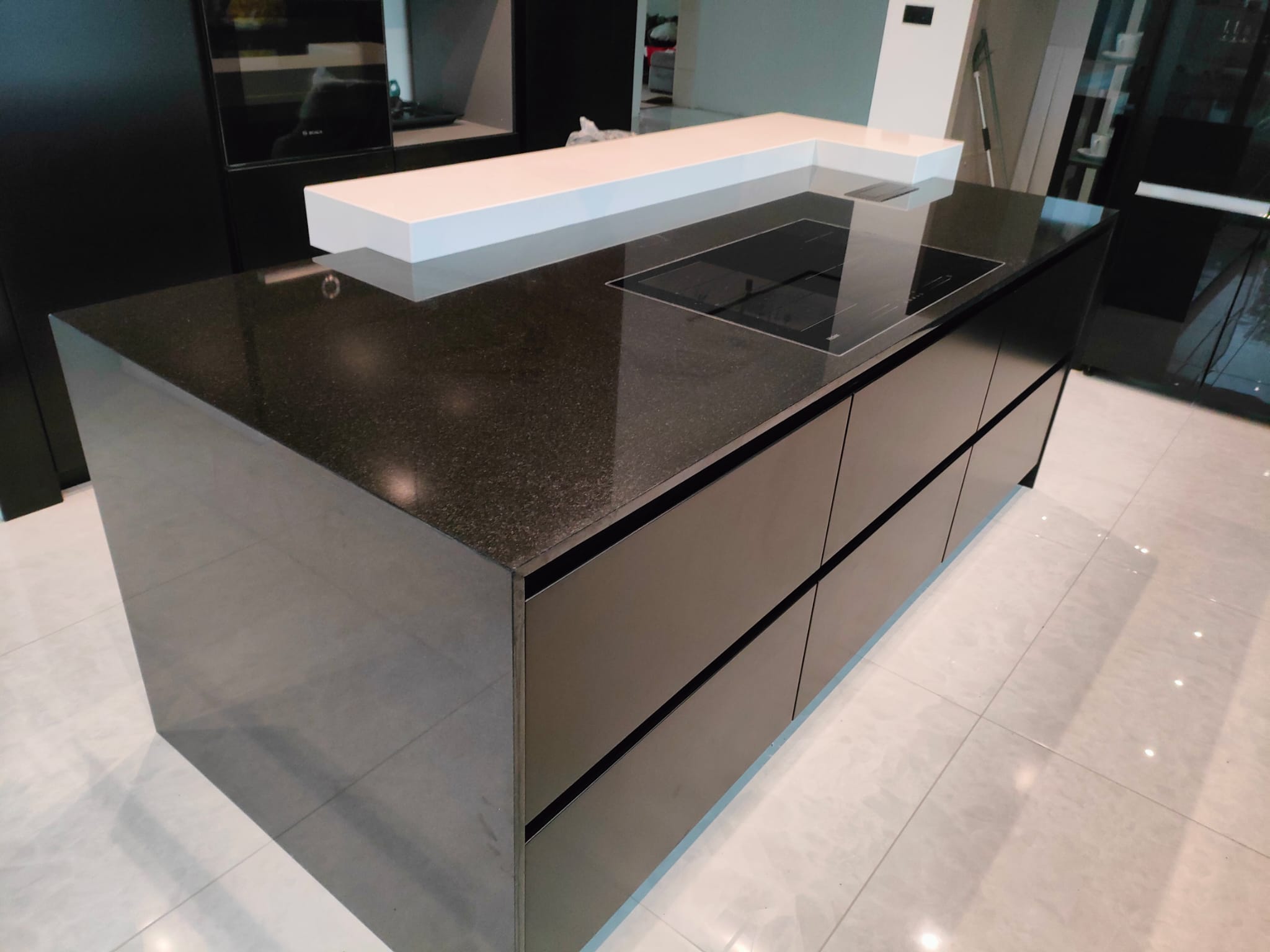 Wyspa kuchenna z materiałów Assoluto Black i Noble Linea