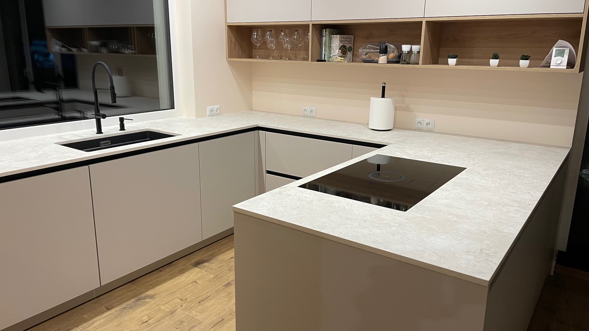 Blat kuchenny w kształcie litery U ze spieku Dekton Sabbia TK05