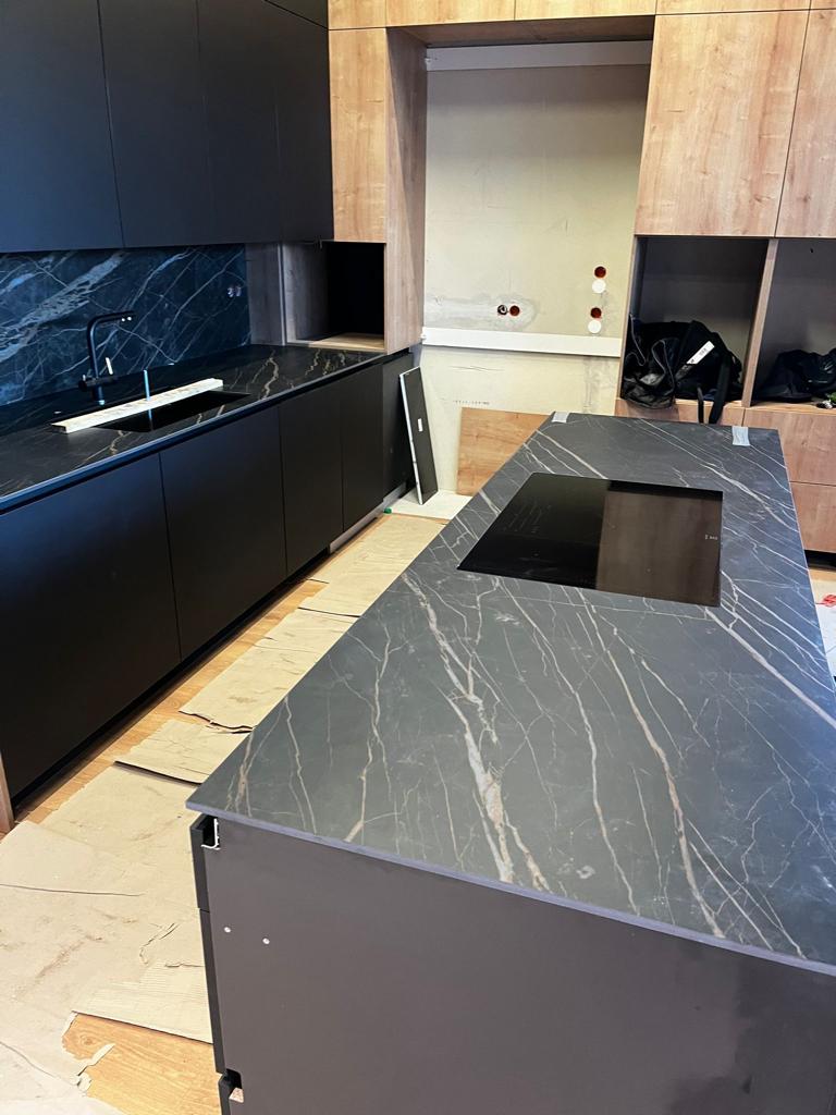 Blat kuchenny z materiału Laminam Noir Desir