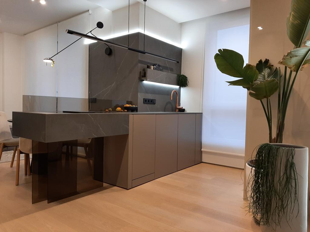Kuchnia z brązowym spiekiem Neolith Pulpis