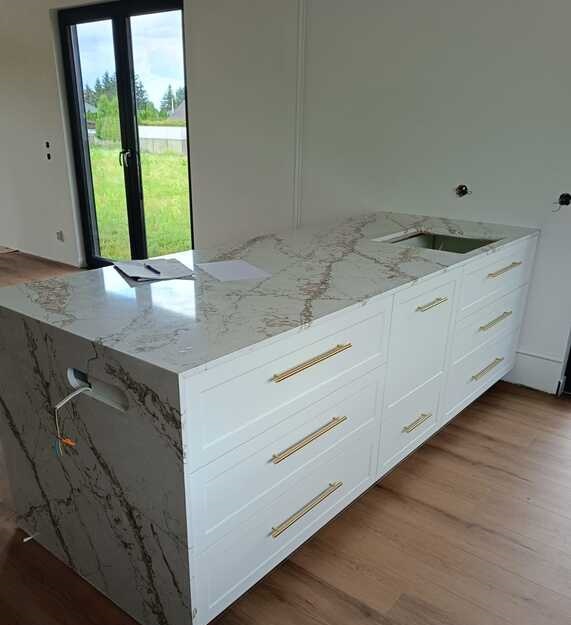 Blaty kuchenne i wyspa z Technistone Bronze