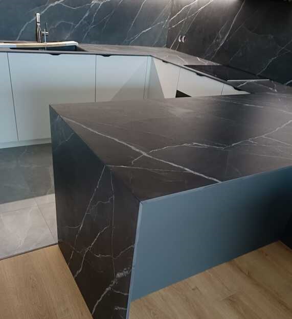 Blaty kuchenne ze spieku Laminam Calacatta Black Bocciardato