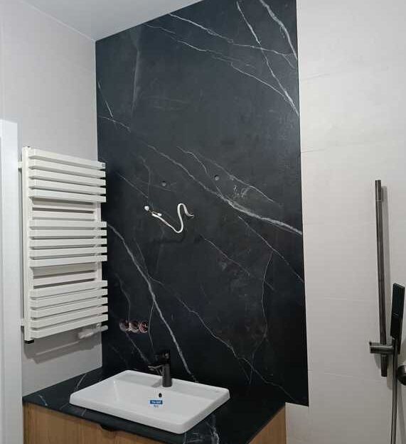Blaty łazienkowe ze spieku Laminam Calacatta Black Bocciardato