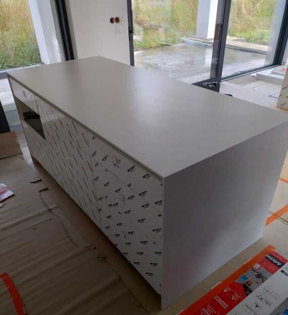 Blaty kuchenne z wyspą z materiału Interlite Bianco o grubości 12,5 mm