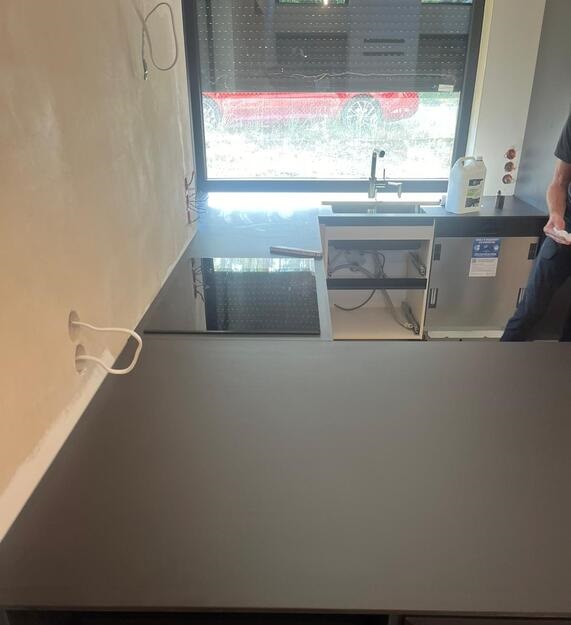 Nowoczesna kuchnia wykonana ze spieku Neolith Nero Satin