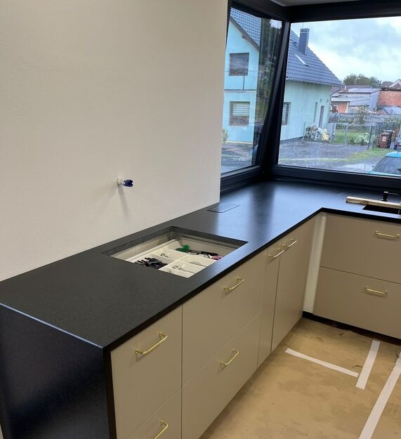 Blaty kuchenne i wyspa z kamienia Assoluto Black