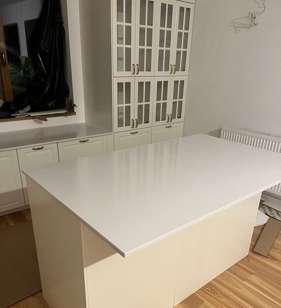 Blaty kuchenne i wyspa kuchenna z konglomeratu Silestone Bianco Zeus