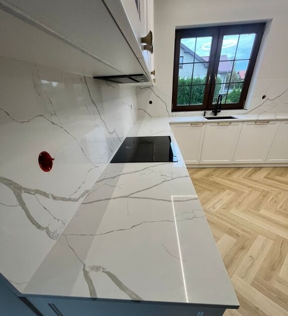 Blaty kuchenne i okładziny ścienne z konglomeratu Technistone Crystal Calacatta Silva
