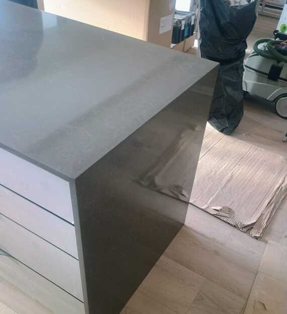 Blaty i wyspa kuchenna z materiału konglomeratu Noble Pietra Grey