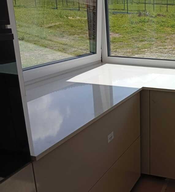 Blaty kuchenne z konglomeratu Silestone Snowy Ibiza