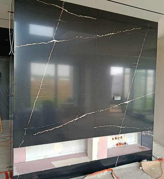 Obudowa kominka z konglomeratu Silestone Noir