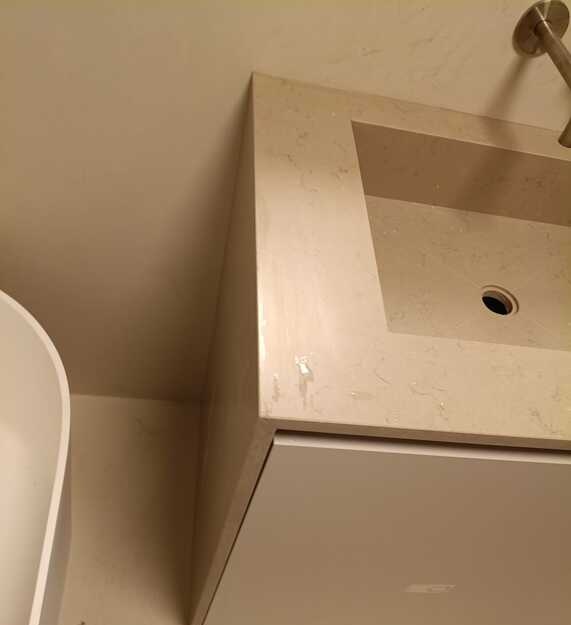 Blaty łazienkowe z konglomeratu Silestone Coral Clay
