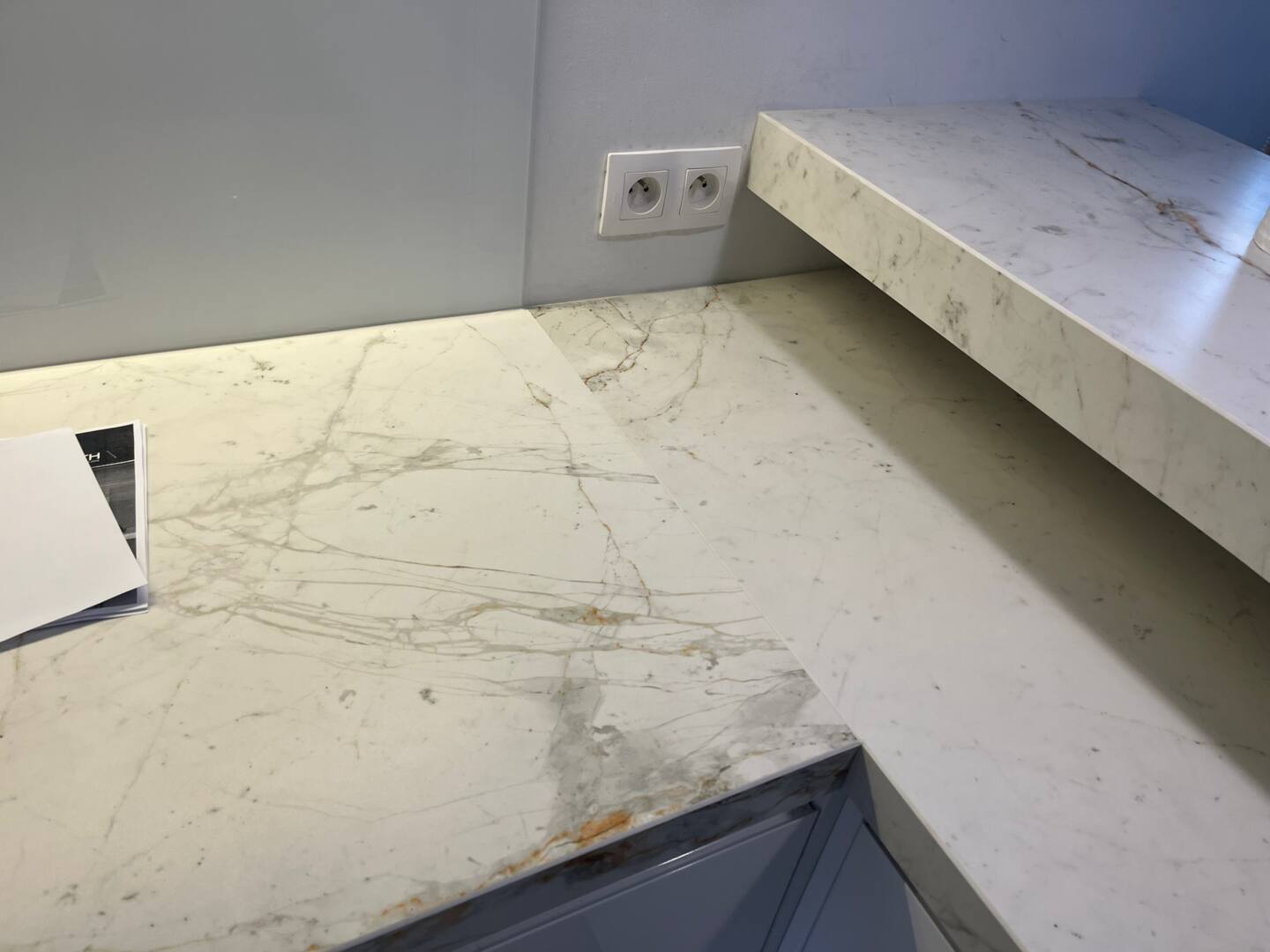 Blat kuchenny ze spieku kwarcowego Neolith Abu Dhabi White, wykonany na wymiar, biały – Silk