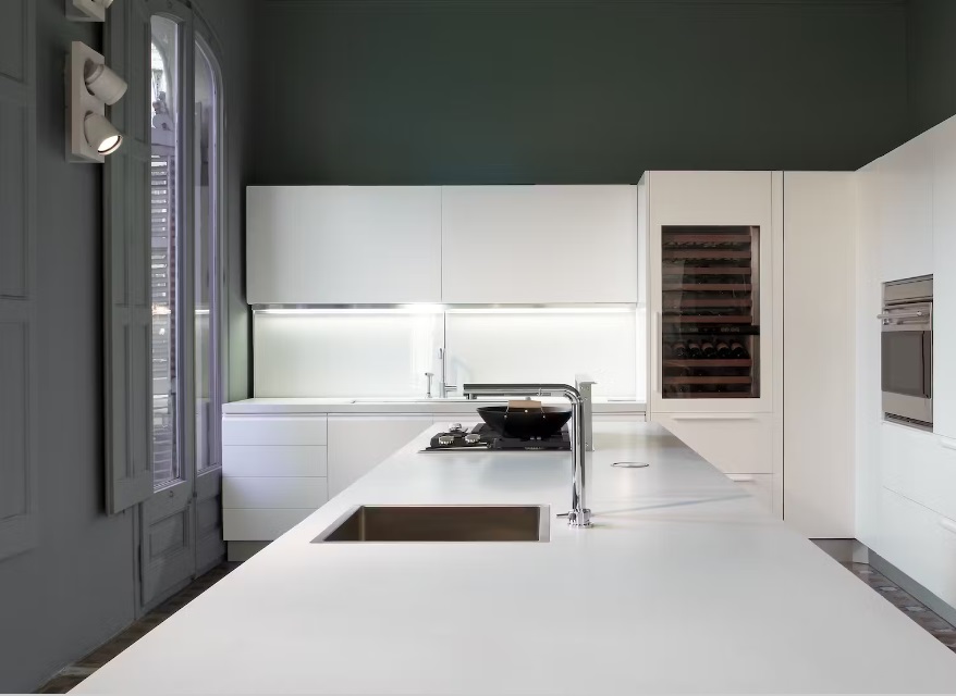 Blat kuchenny z konglomeratu Silestone Blanco Zeus, wykonany na wymiar, biały – Suede