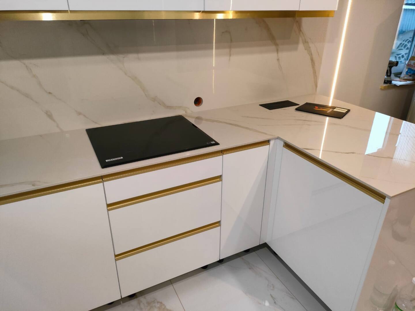 Blat kuchenny ze spieku kwarcowego Laminam Calacatta Oro Venato na wymiar, biały – Soft touch