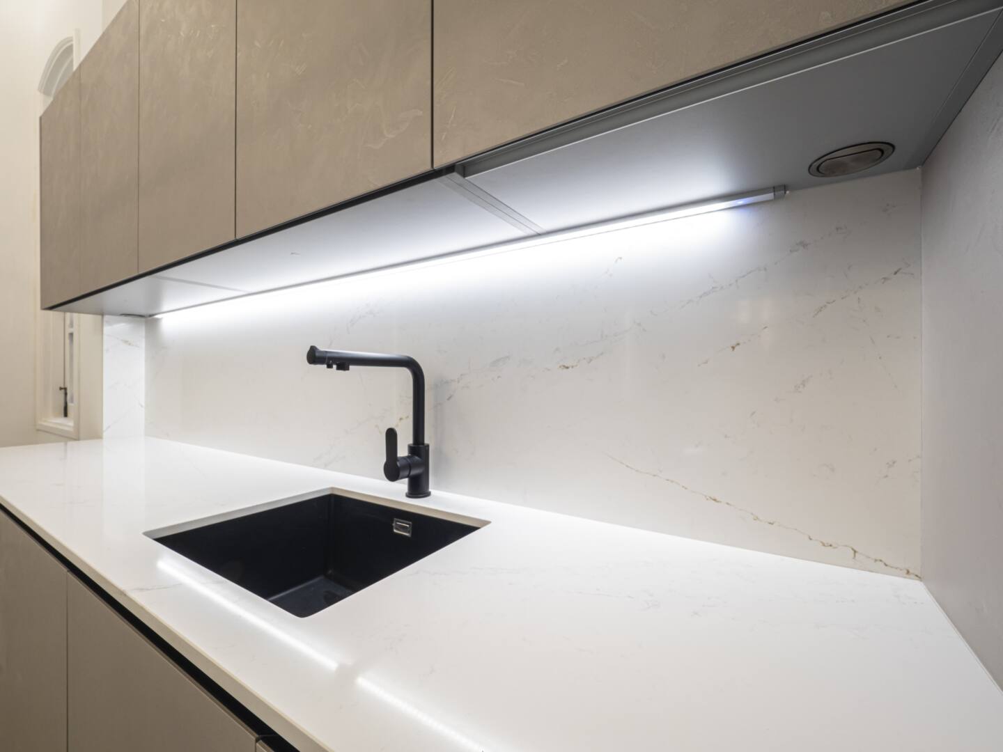 Blat kuchenny z konglomeratu Silestone Ethereal Glow, wykonany na wymiar, biały – Suede