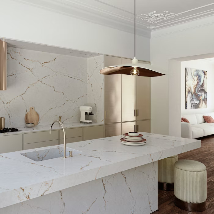 Blat kuchenny z konglomeratu Silestone Versailles Ivory, wykonany na wymiar, kremowy – polerowany