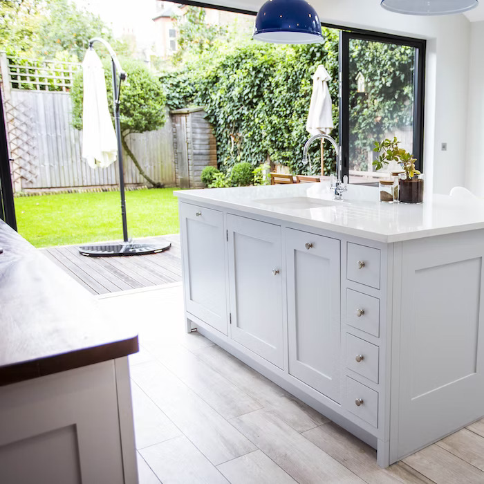 Blat kuchenny z konglomeratu Silestone Yukon, wykonany na wymiar, biały – Suede