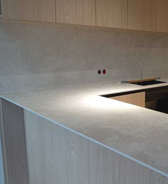 Blaty kuchenne z materiału Laminam Naturali Diamond Cream