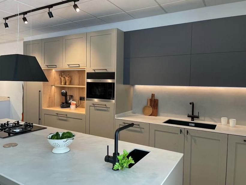 Okładzina ścienna do kuchni (Backsplash) ze spieku kwarcowego Dekton Argentium – matowa