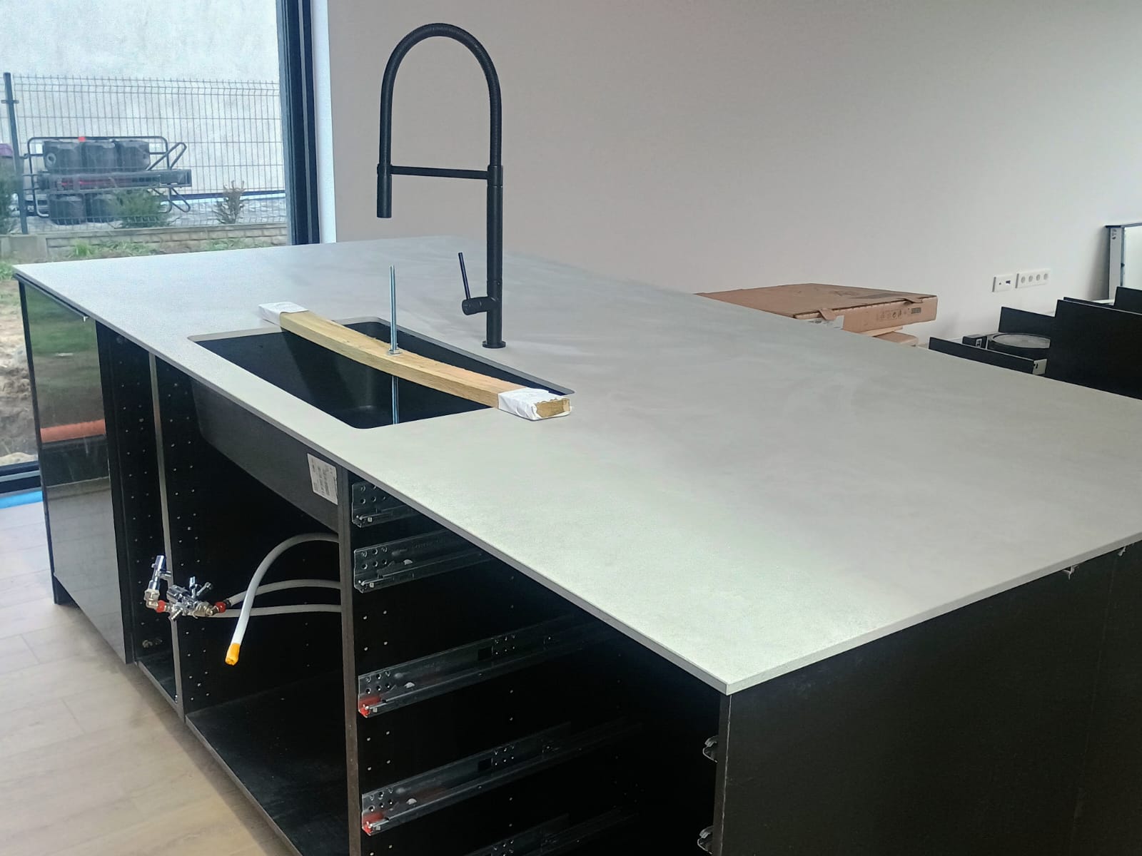 Spiek kwarcowy o wymiarach 330 x 184 cm, Franko Cemento Lumberton na blat i okładzinę