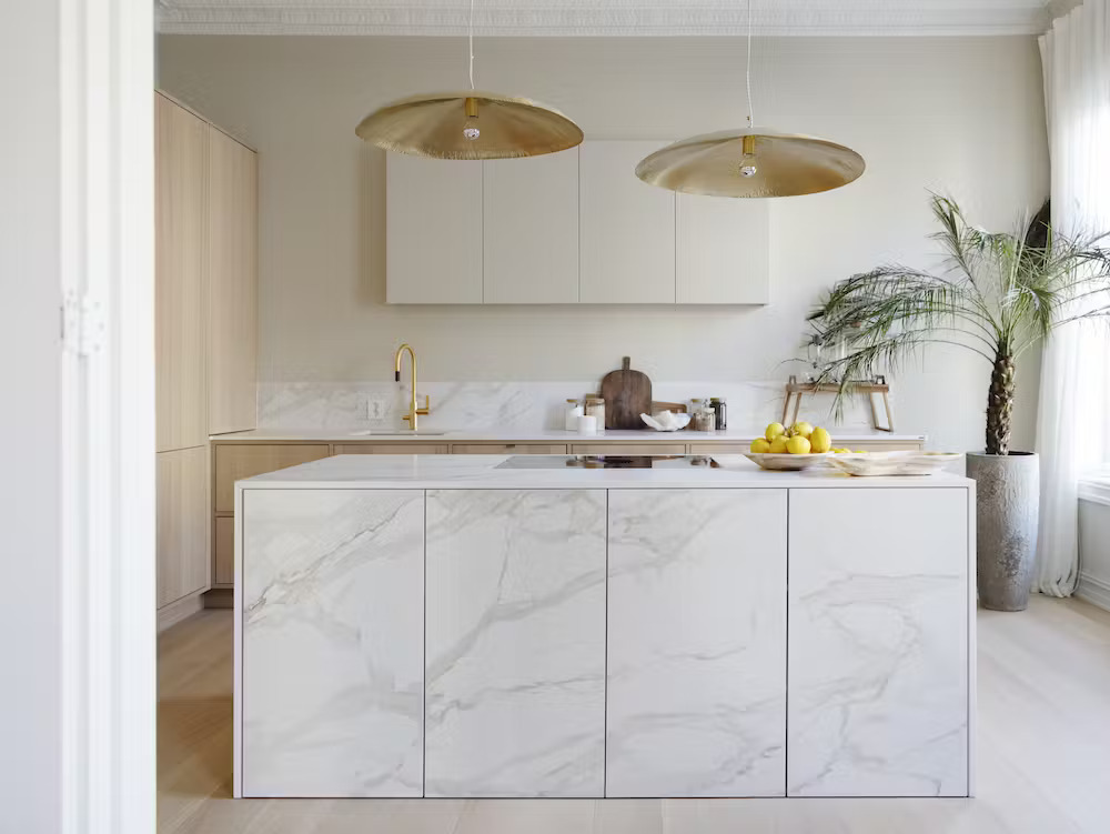 Fartuch kuchenny (Backsplash) ze spieku kwarcowego Dekton Morpheus – soft touch