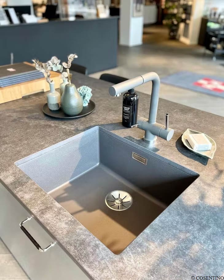 Fartuch kuchenny (Backsplash) ze spieku kwarcowego Dekton Laos – matowy