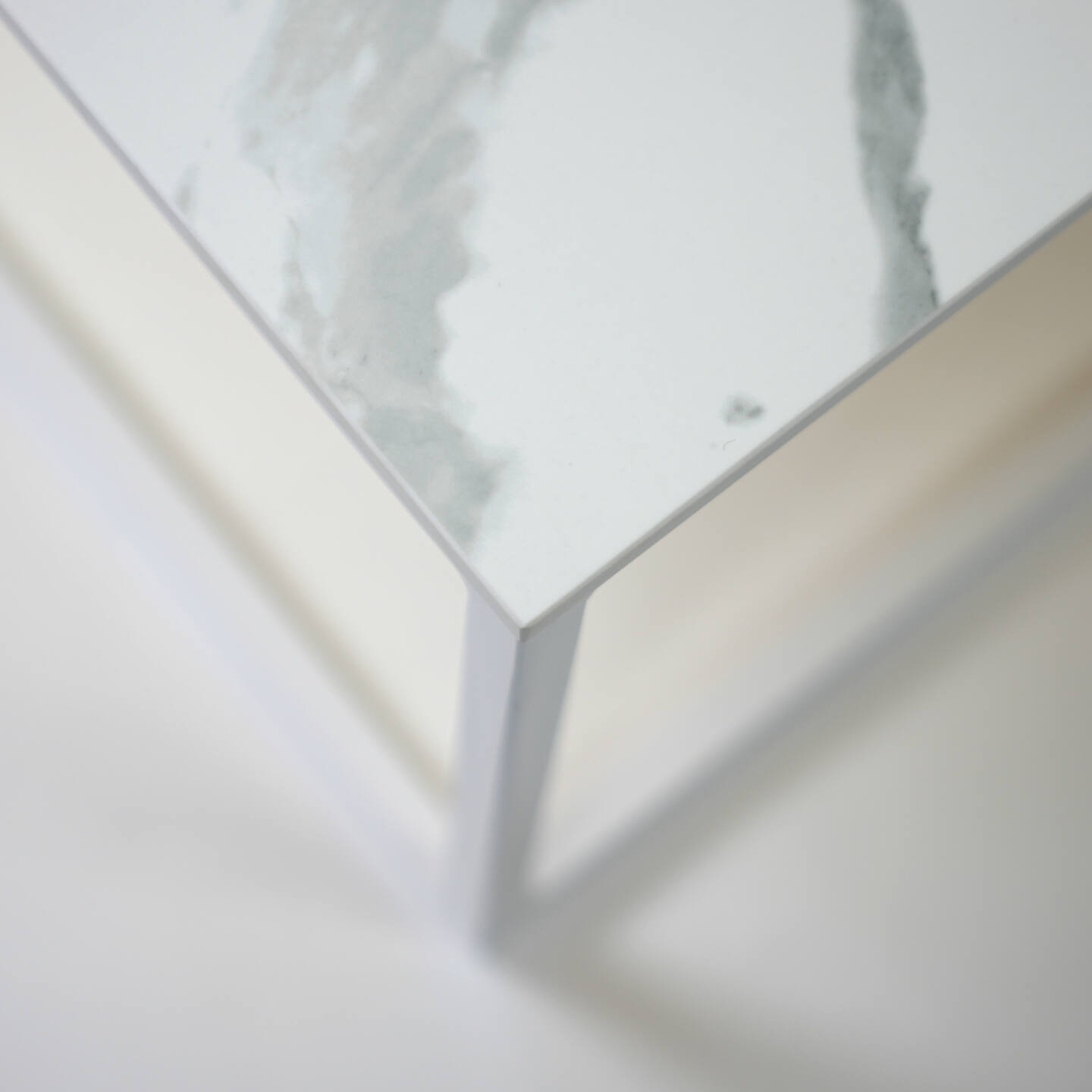 Stół Franko Lindi ze spieku kwarcowego Franko, Bianco Statuario Venato, 80×80