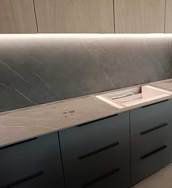 Blaty kuchenne z materiału Laminam Naturali Pietra Grey