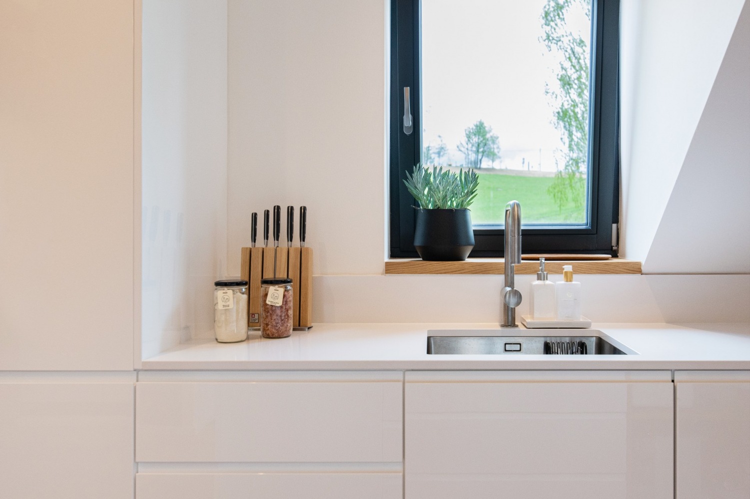 Blat kuchenny z konglomeratu Technistone Crystal Absolute White, wykonany na wymiar, biały – polerowany