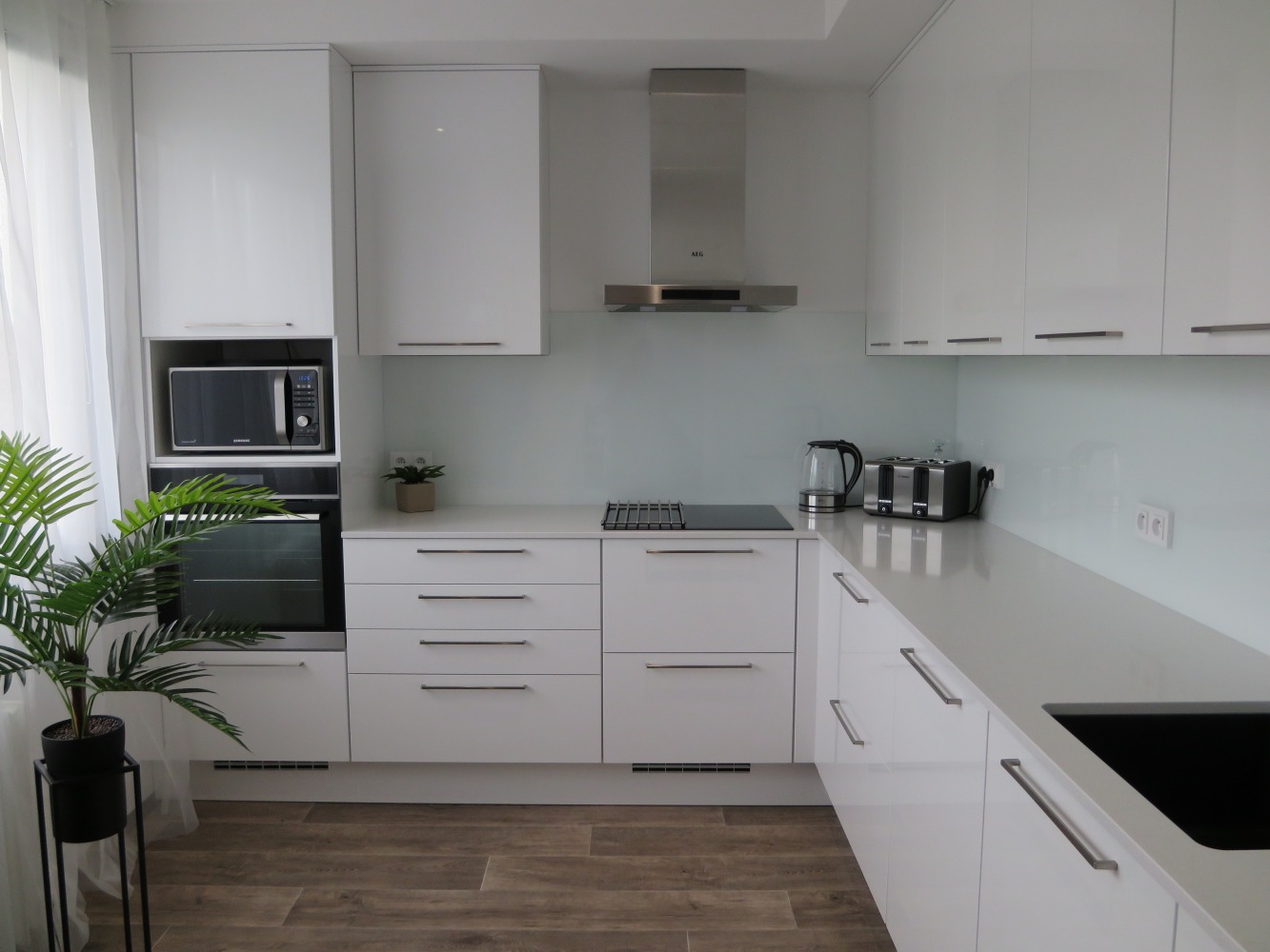 Blat kuchenny z konglomeratu Technistone Crystal Absolute White, wykonany na wymiar, biały – polerowany