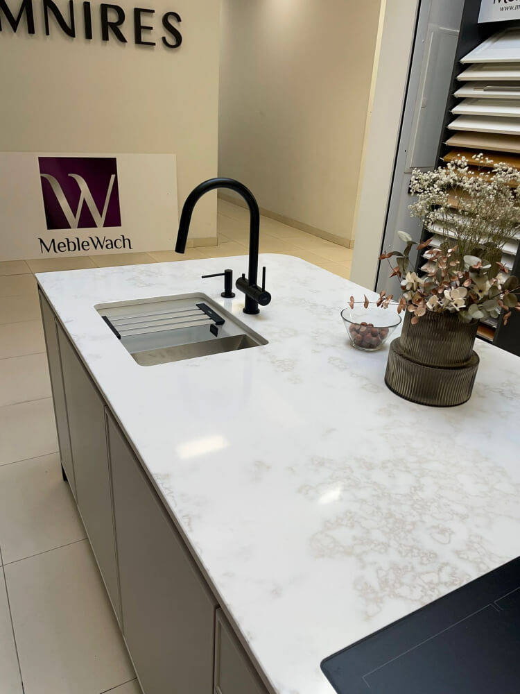 Blat kuchenny z konglomeratu Technistone Altamonte, wykonany na wymiar, biały – polerowany