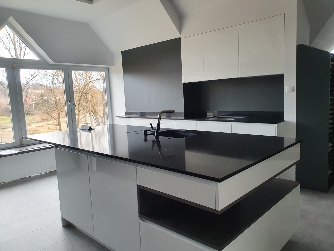 Blat kuchenny z konglomeratu Technistone Brilliant Black, wykonany na wymiar, czarny – polerowany