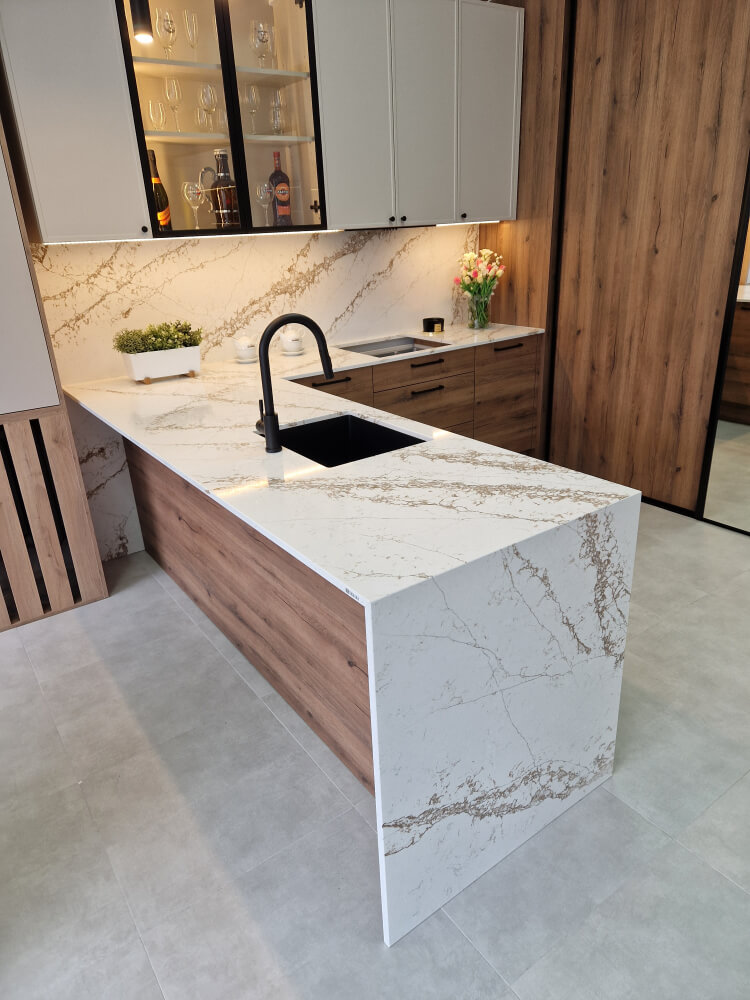 Blat kuchenny z konglomeratu Technistone Bronze Coast, wykonany na wymiar, biały – polerowany