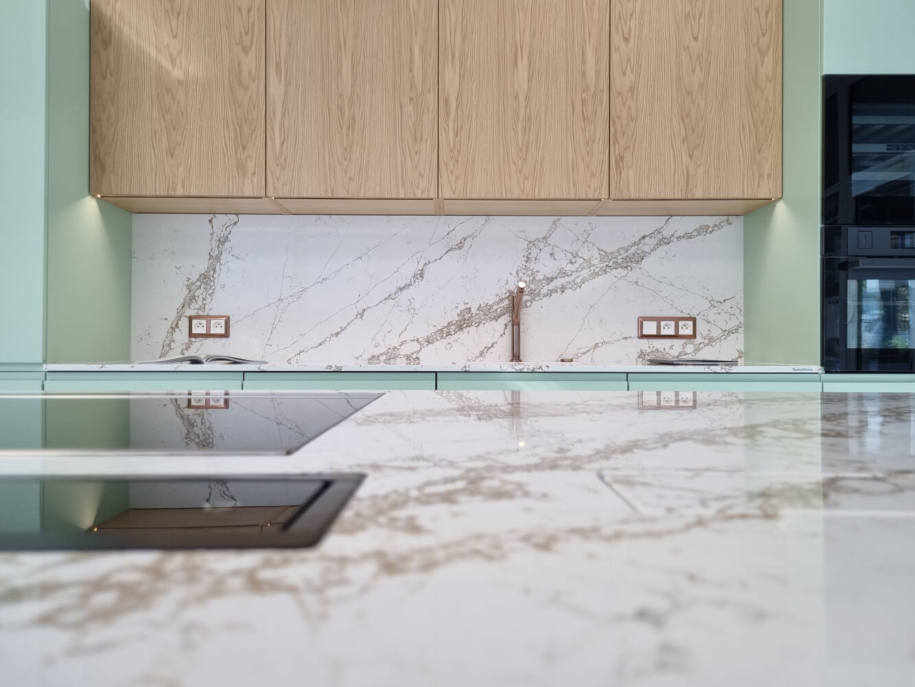 Blat kuchenny z konglomeratu Technistone Bronze Coast, wykonany na wymiar, biały – polerowany