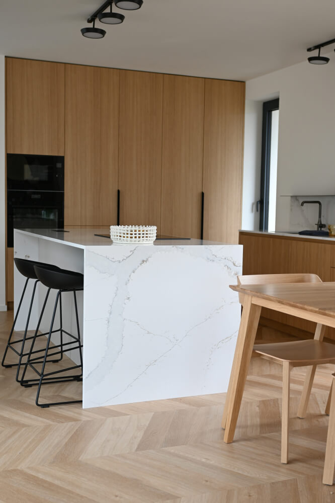 Blat kuchenny z konglomeratu Technistone Calacatta Volegno, wykonany na wymiar, biały – polerowany