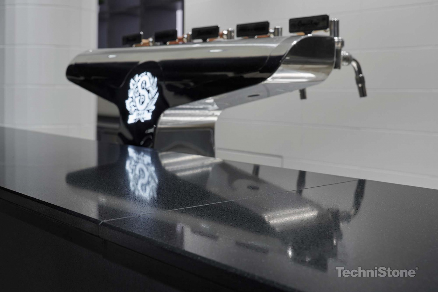 Blat kuchenny z konglomeratu Technistone Gobi Black, wykonany na wymiar, czarny – polerowany