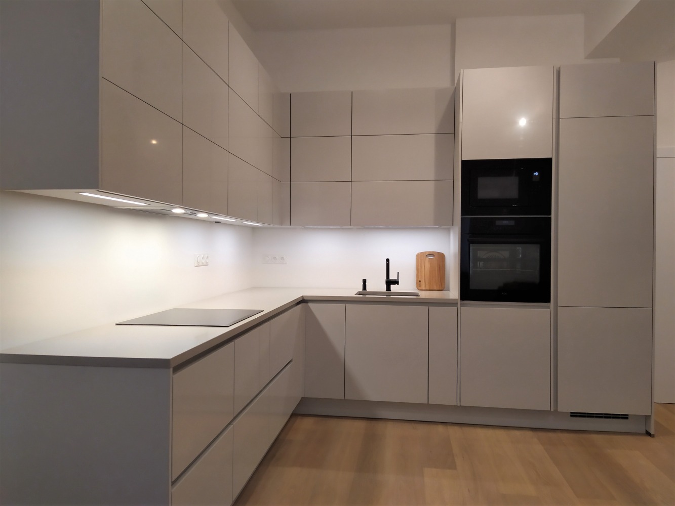 Blat kuchenny z konglomeratu Technistone Noble Ivory White, wykonany na wymiar, beżowy – polerowany