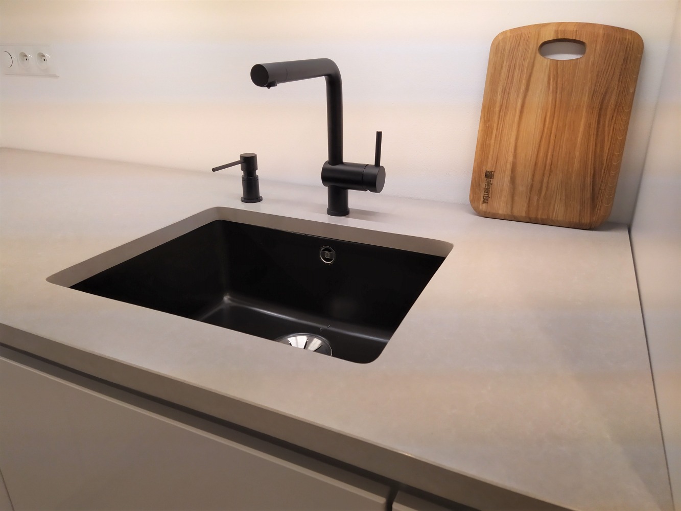 Blat kuchenny z konglomeratu Technistone Noble Ivory White, wykonany na wymiar, beżowy – polerowany