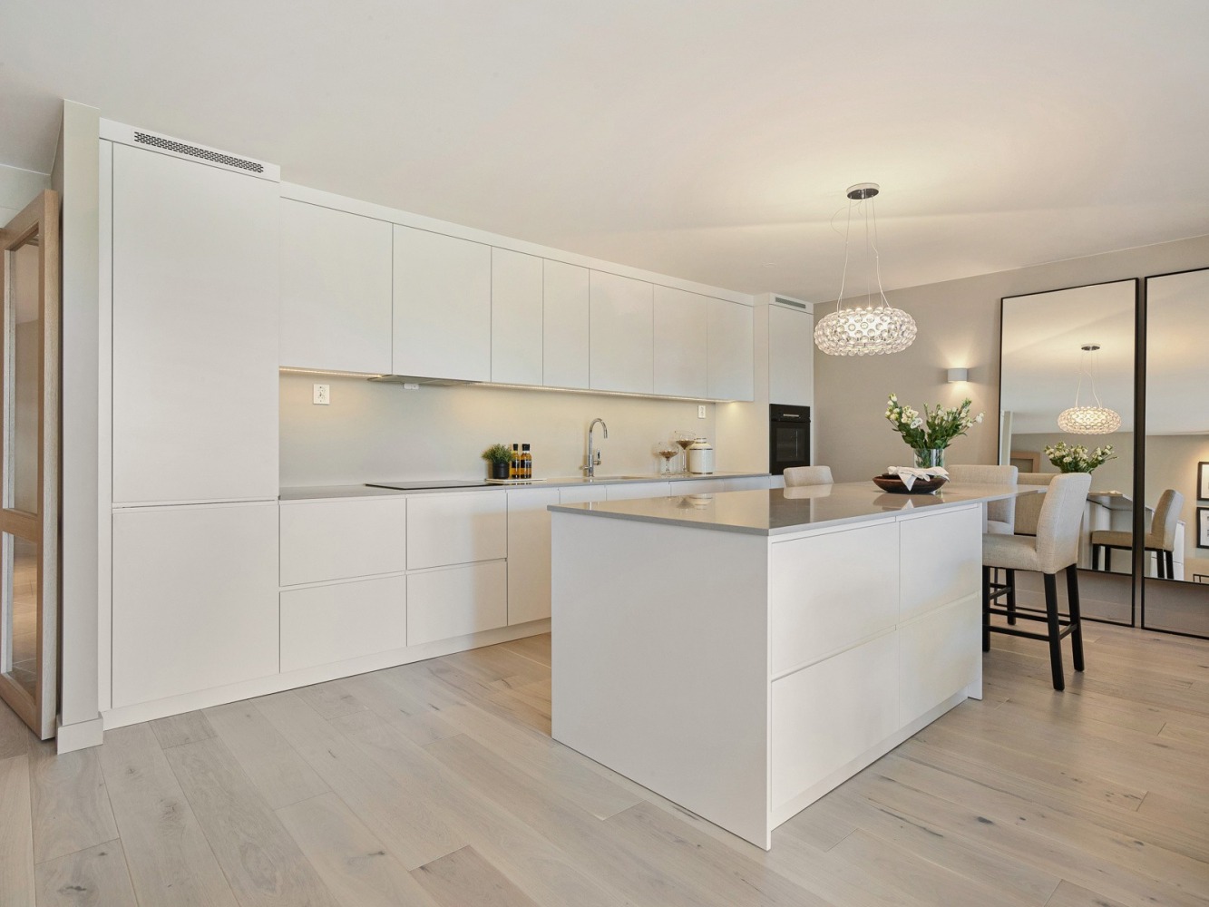 Blat kuchenny z konglomeratu Technistone Noble Ivory White, wykonany na wymiar, beżowy – polerowany