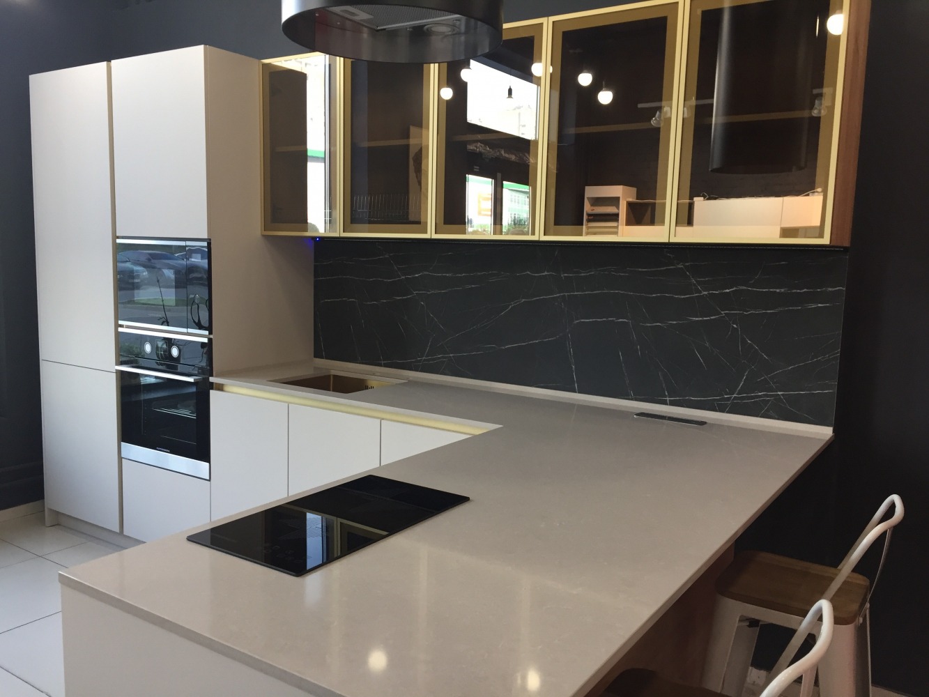 Blat kuchenny z konglomeratu Technistone Noble Ivory White, wykonany na wymiar, beżowy – polerowany
