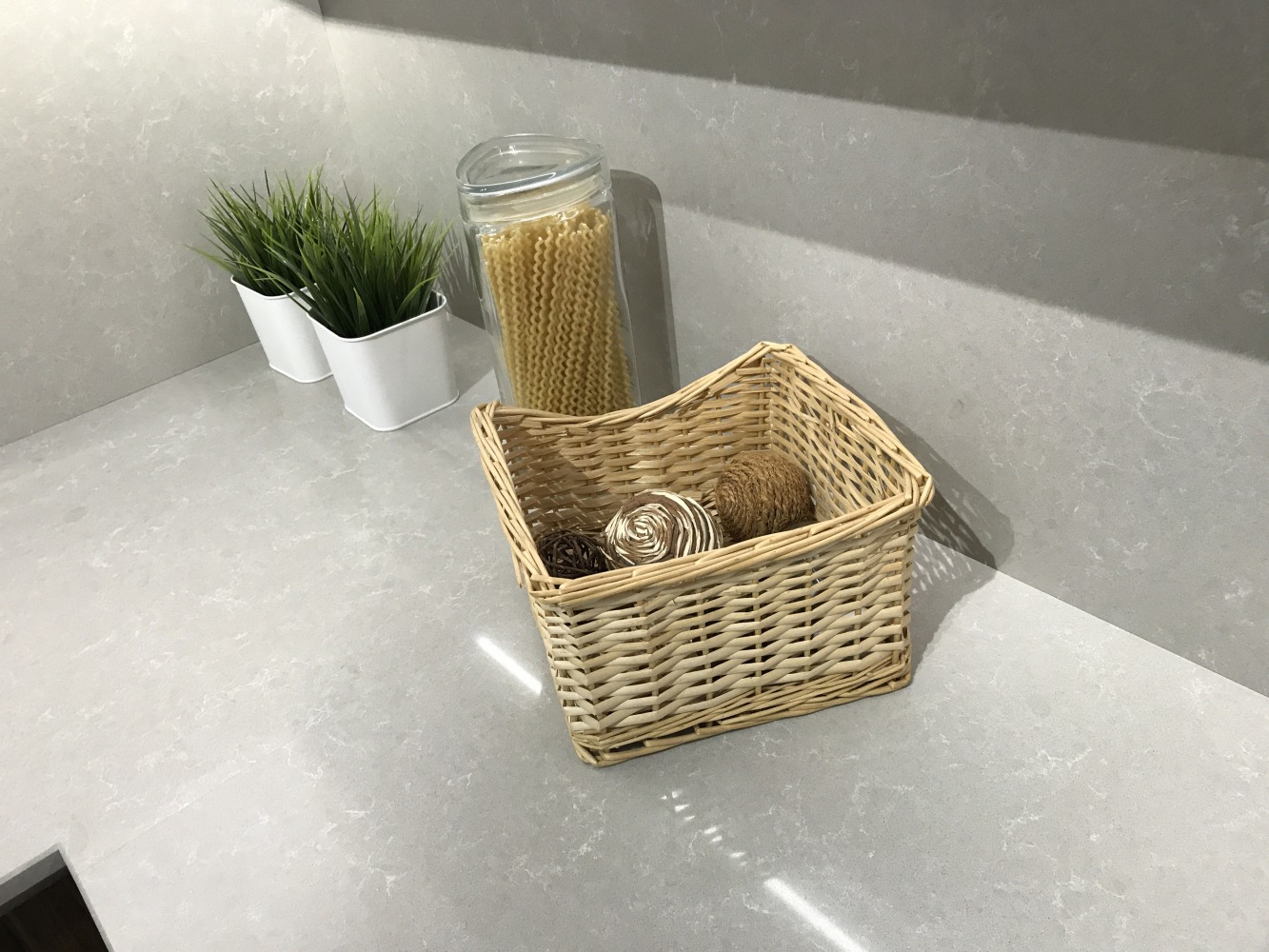 Blat kuchenny z konglomeratu Technistone Noble Ivory White, wykonany na wymiar, beżowy – polerowany