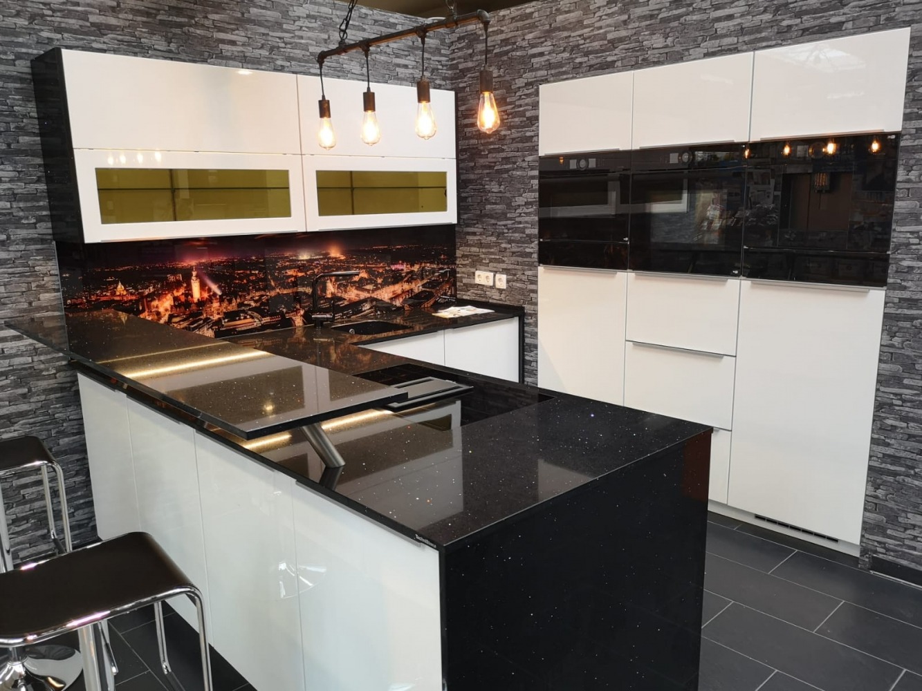 Blat kuchenny z konglomeratu Technistone Starlight Black, wykonany na wymiar, czarny – polerowany