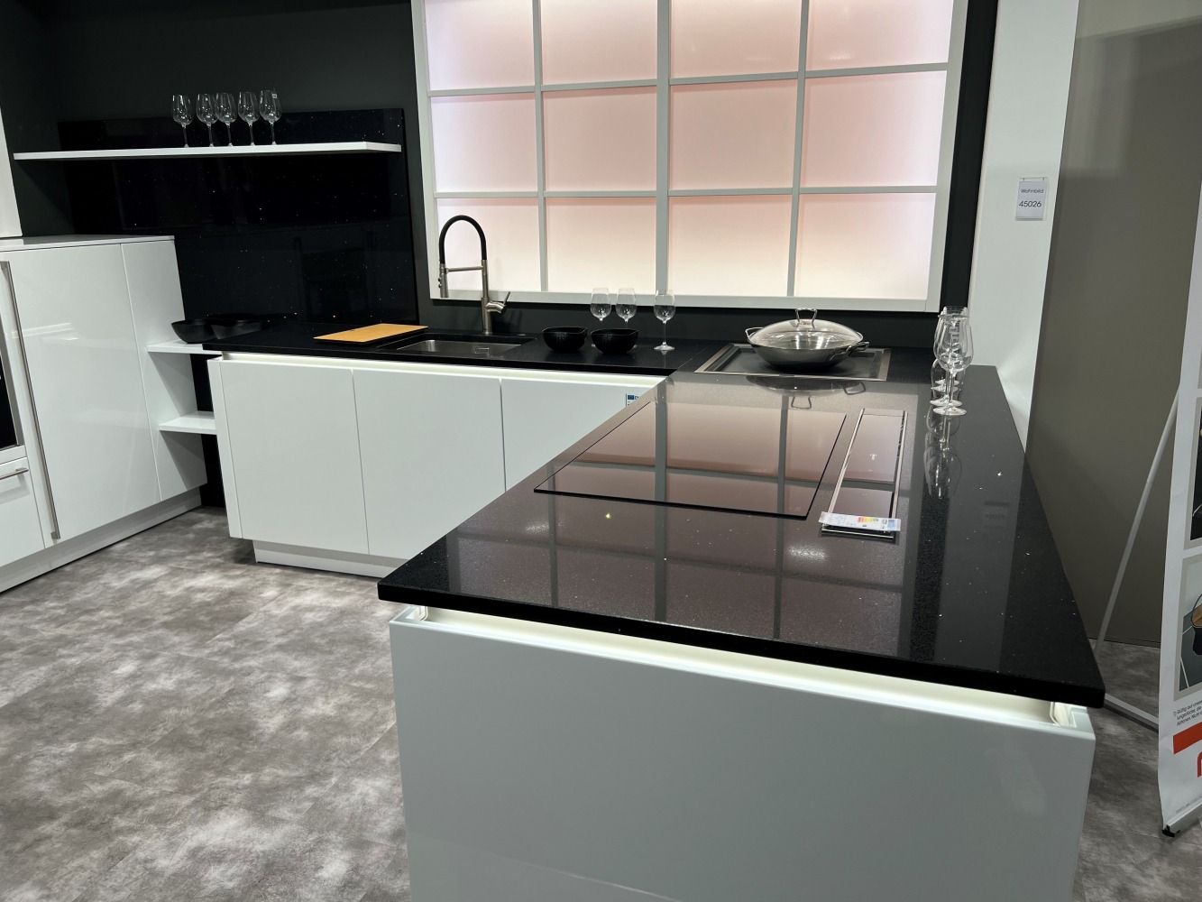 Blat kuchenny z konglomeratu Technistone Starlight Black, wykonany na wymiar, czarny – polerowany