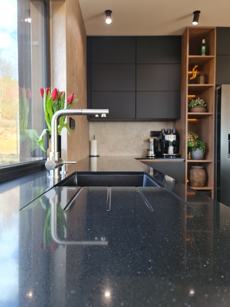 Blat kuchenny z konglomeratu Technistone Starlight Black, wykonany na wymiar, czarny – polerowany