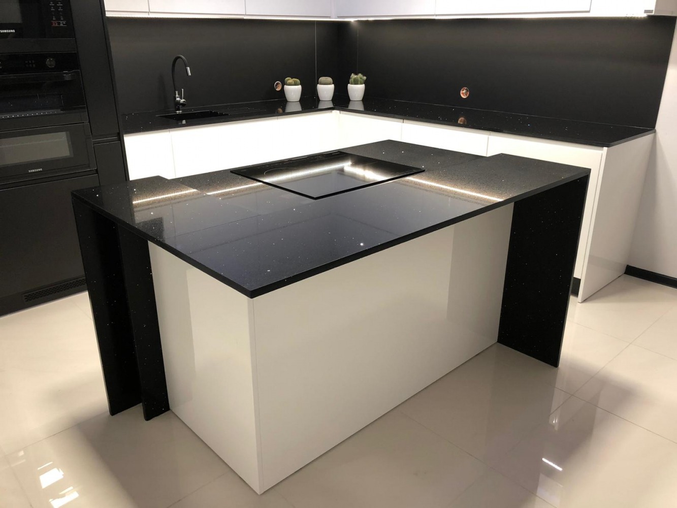 Blat kuchenny z konglomeratu Technistone Starlight Black, wykonany na wymiar, czarny – polerowany