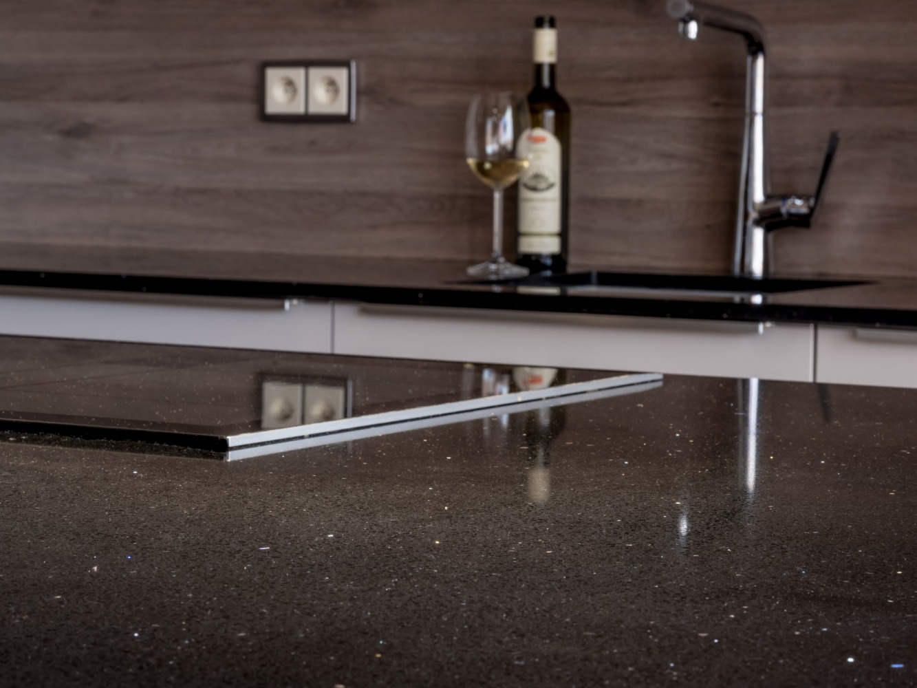 Blat kuchenny z konglomeratu Technistone Starlight Black, wykonany na wymiar, czarny – polerowany