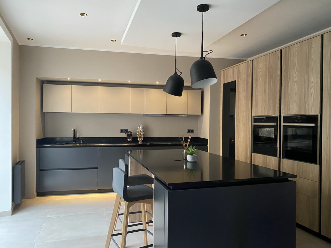 Blat kuchenny z konglomeratu Technistone Taurus Black, wykonany na wymiar, czarny – polerowany