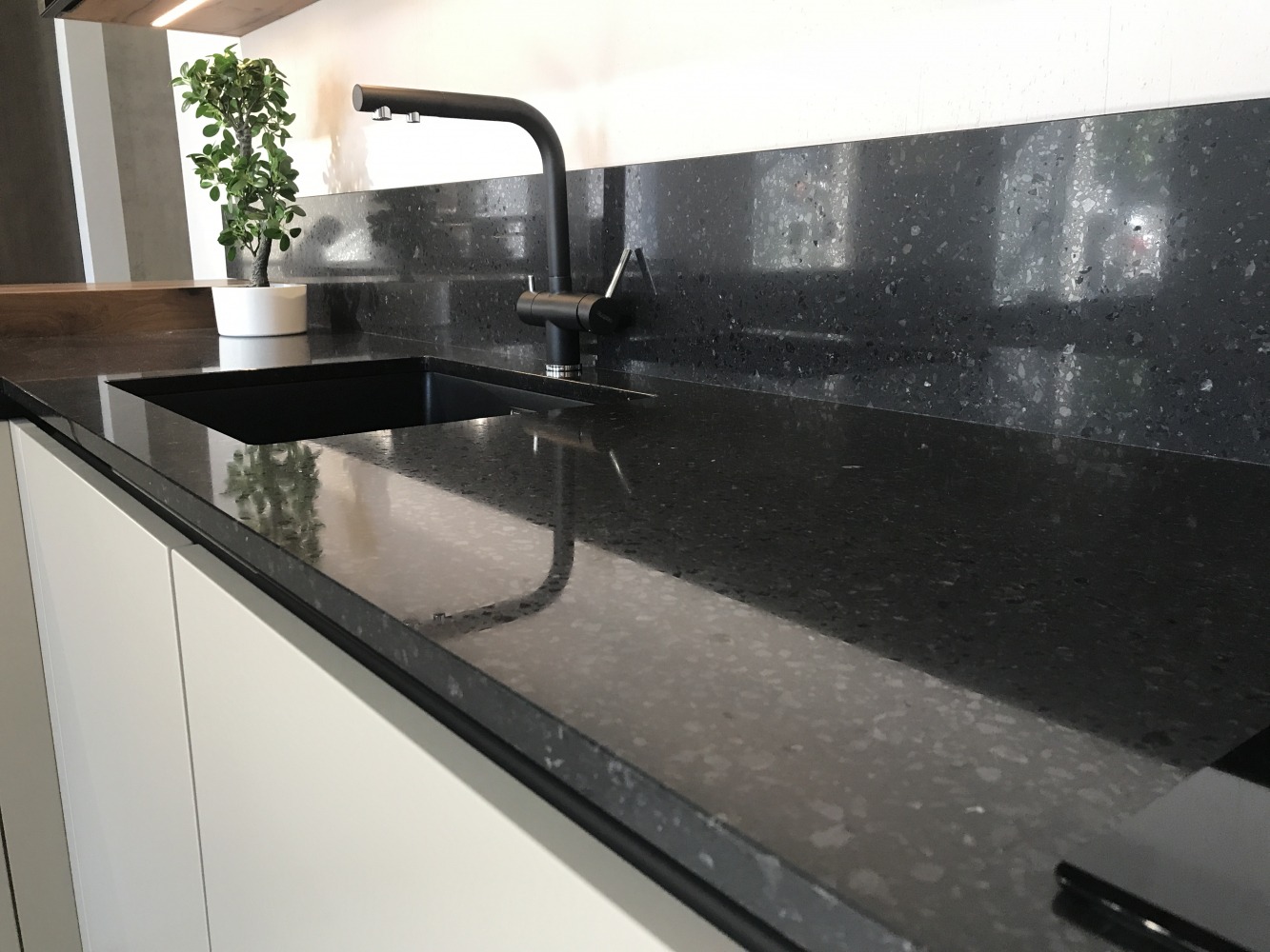 Blat kuchenny z konglomeratu Technistone Taurus Terazzo Dark, wykonany na wymiar, czarny – matowy